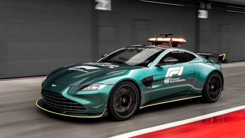 F1, Aston Martin Vantage &egrave; la Safety Car 2021 insieme alla Mercedes-AMG GT R. Che si tinge di rosso