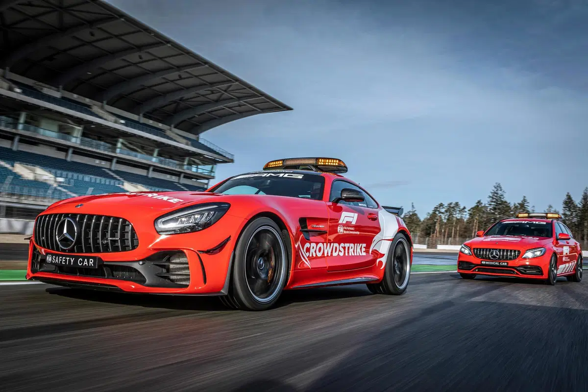 F1, Aston Martin Vantage è la Safety Car 2021 insieme alla Mercedes-AMG GT R. Che si tinge di rosso