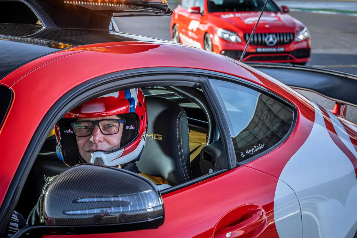 F1, Aston Martin Vantage è la Safety Car 2021 insieme alla Mercedes-AMG GT R. Che si tinge di rosso (2)