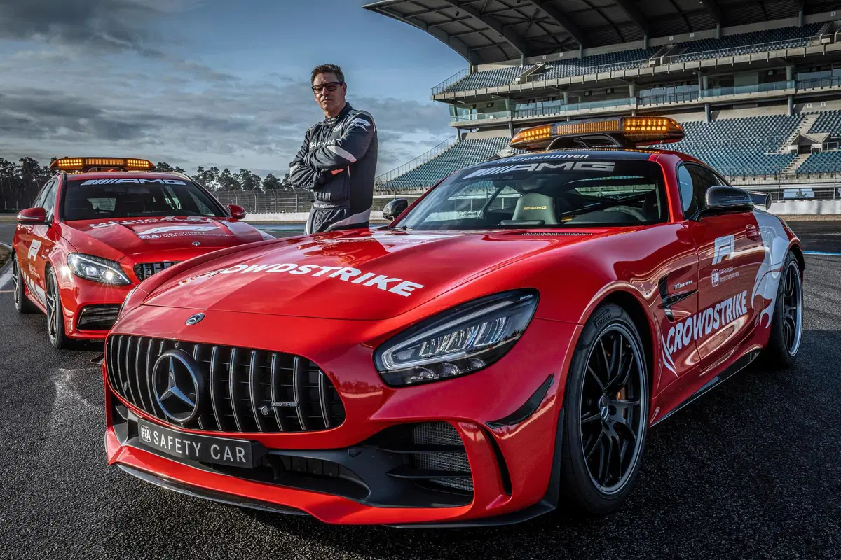 F1, Aston Martin Vantage è la Safety Car 2021 insieme alla Mercedes-AMG GT R. Che si tinge di rosso (3)