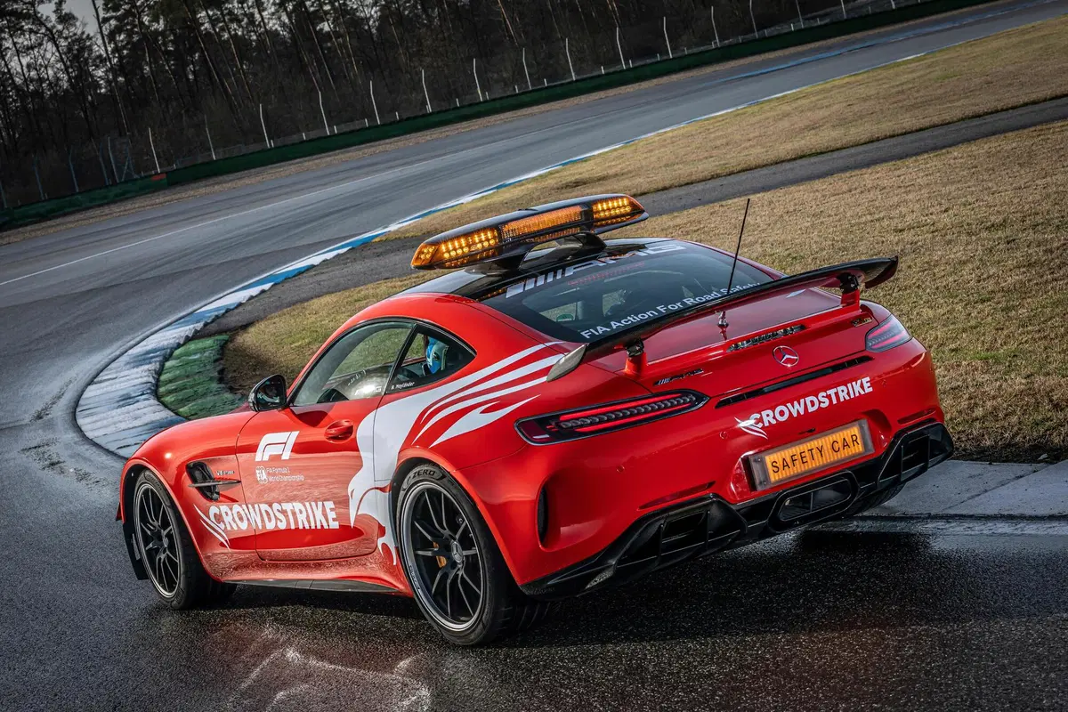F1, Aston Martin Vantage è la Safety Car 2021 insieme alla Mercedes-AMG GT R. Che si tinge di rosso (5)