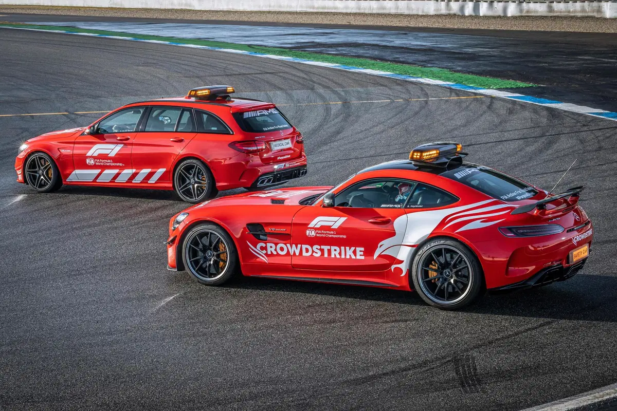 F1, Aston Martin Vantage è la Safety Car 2021 insieme alla Mercedes-AMG GT R. Che si tinge di rosso (6)