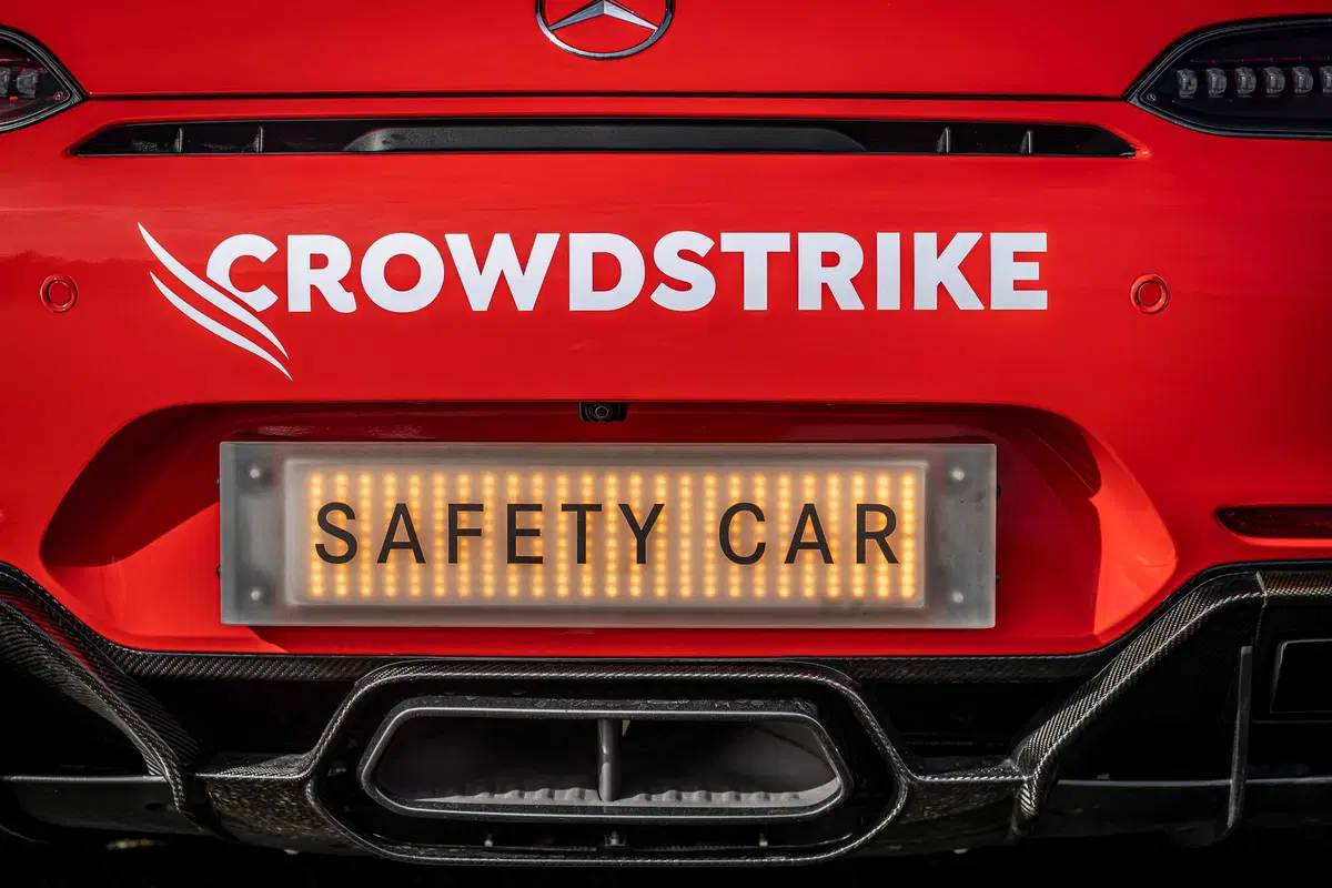 F1, Aston Martin Vantage è la Safety Car 2021 insieme alla Mercedes-AMG GT R. Che si tinge di rosso (7)