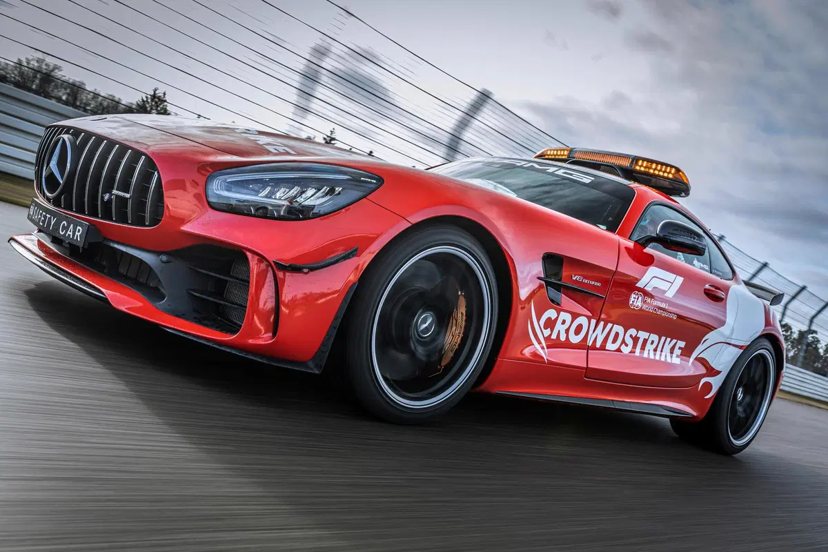 F1, Aston Martin Vantage è la Safety Car 2021 insieme alla Mercedes-AMG GT R. Che si tinge di rosso (8)