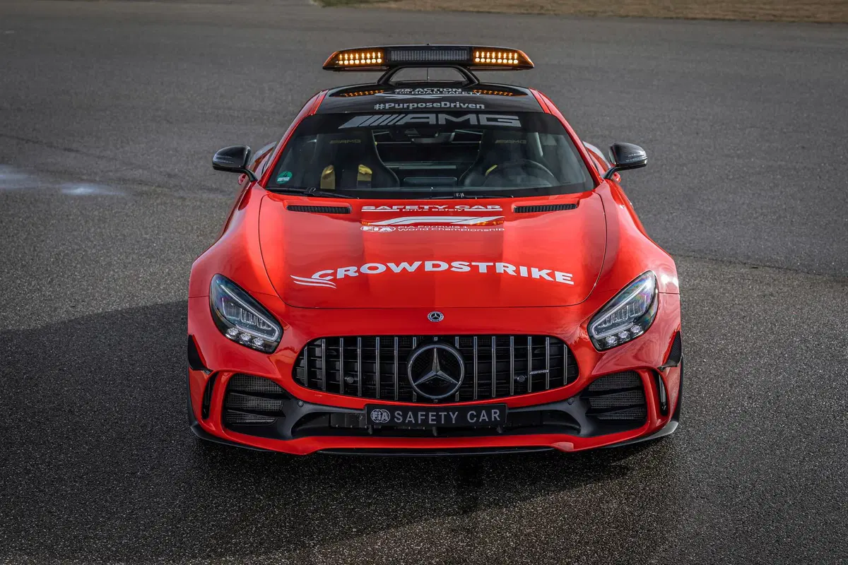 F1, Aston Martin Vantage è la Safety Car 2021 insieme alla Mercedes-AMG GT R. Che si tinge di rosso (10)