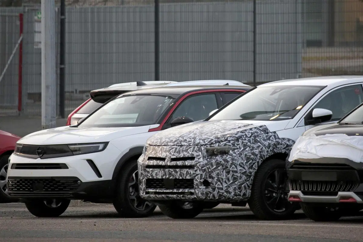 Opel Grandland, in arrivo il restyling senza X. Le foto spia (2)