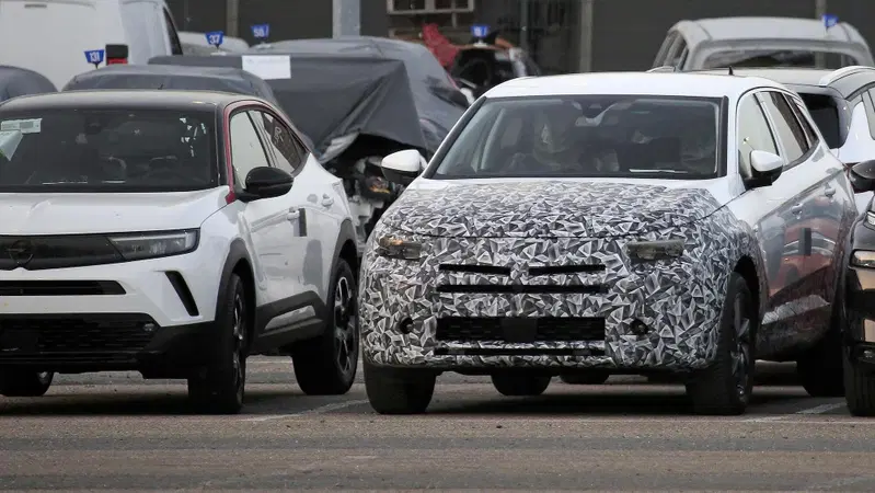 Opel Grandland, in arrivo il restyling senza X. Le foto spia