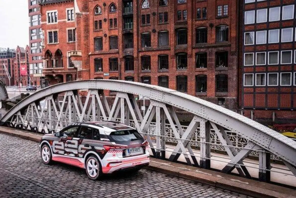 Audi Q4 e-tron: il nuovo SUV elettrico è top in sicurezza grazie alla Realtà Aumentata con 'drone' (4)