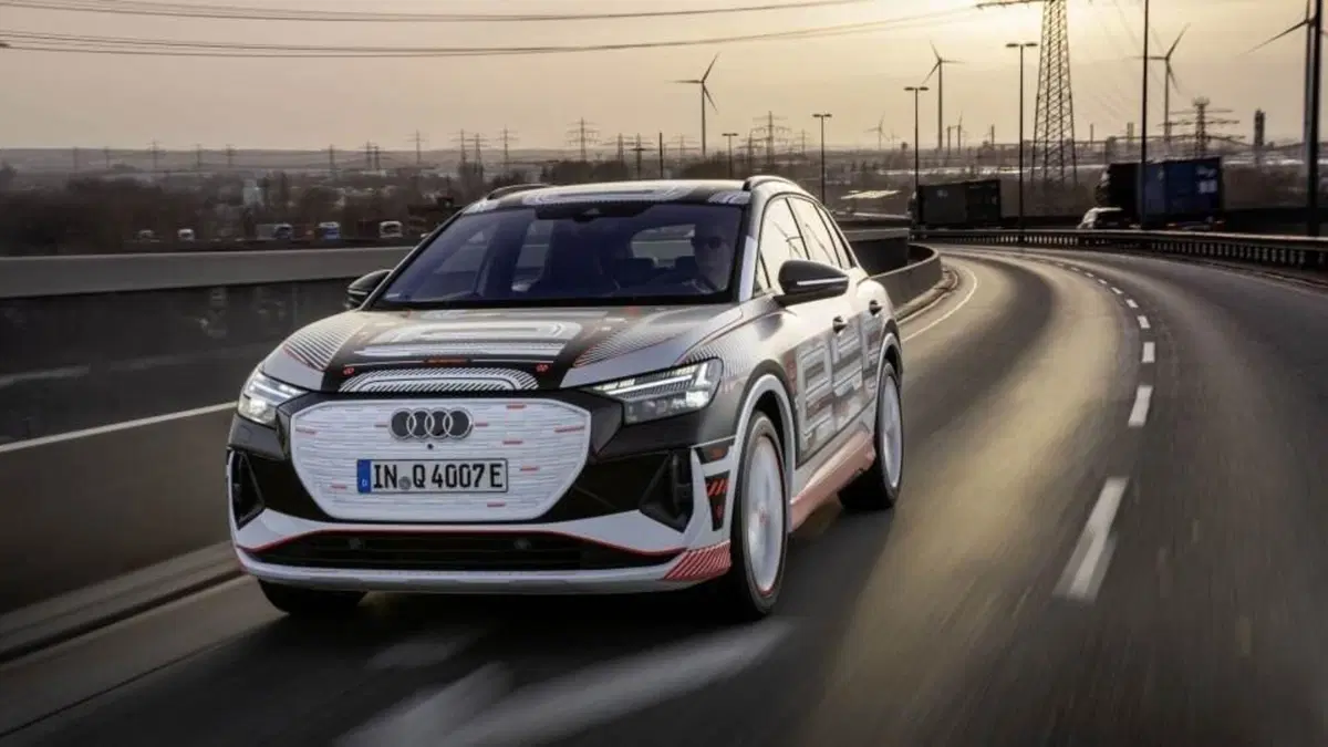 Audi Q4 e-tron: il nuovo SUV elettrico è top in sicurezza grazie alla Realtà Aumentata con 'drone' (9)