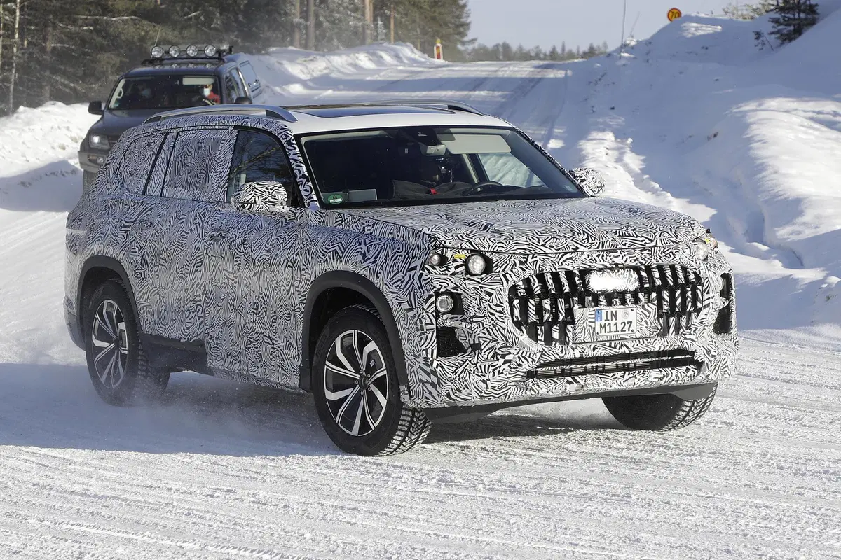 Audi Q9, la gigantessa. Le foto spia del maxi-SUV (4)