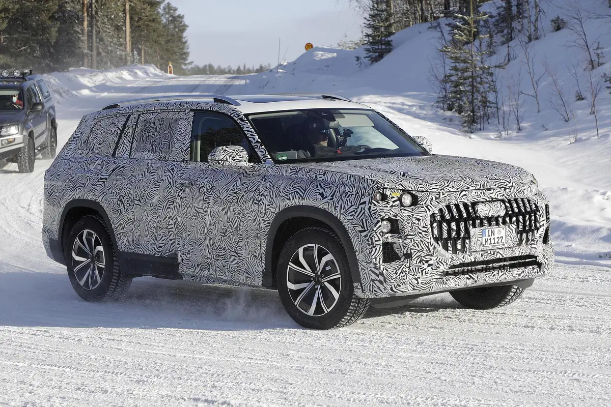 Audi Q9, la gigantessa. Le foto spia del maxi-SUV (5)