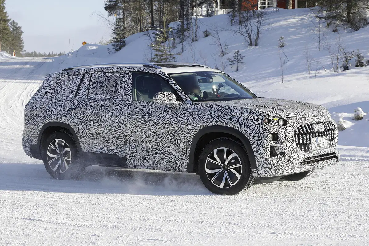 Audi Q9, la gigantessa. Le foto spia del maxi-SUV (6)