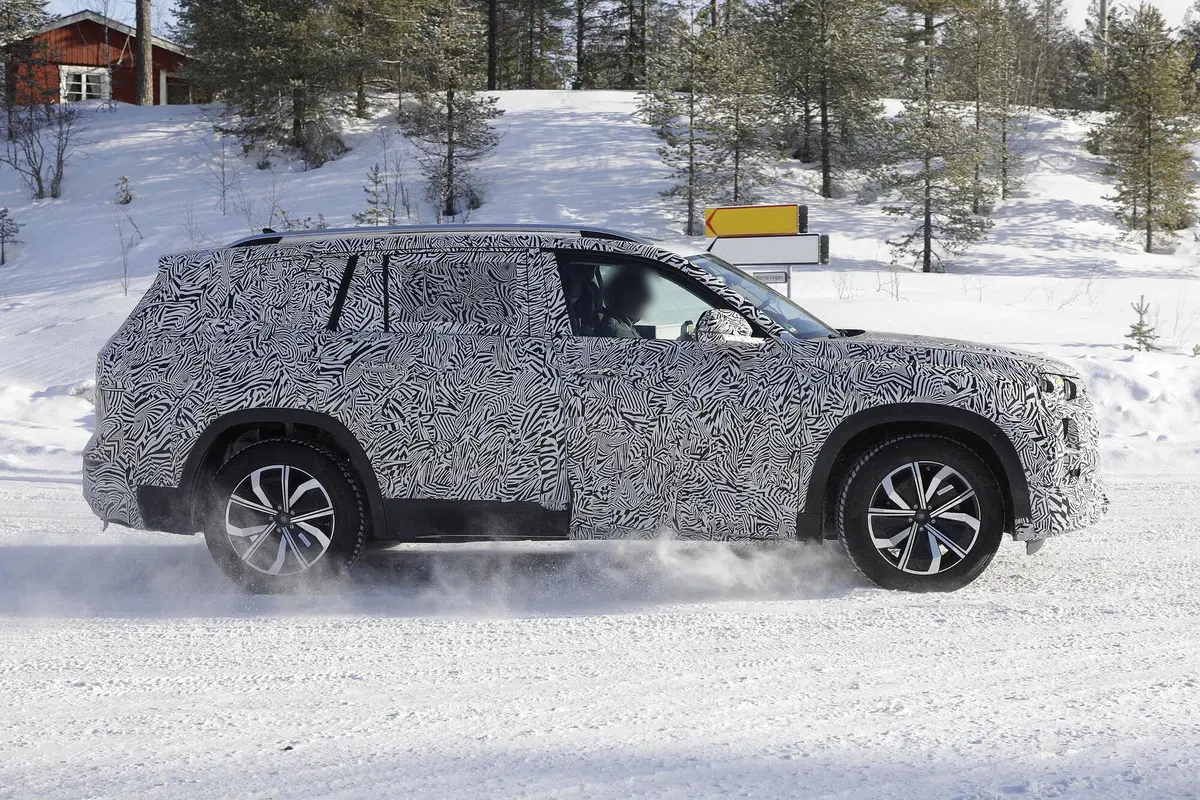 Audi Q9, la gigantessa. Le foto spia del maxi-SUV (7)