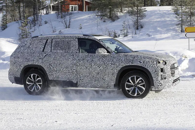 Audi Q9, la gigantessa. Le foto spia del maxi-SUV