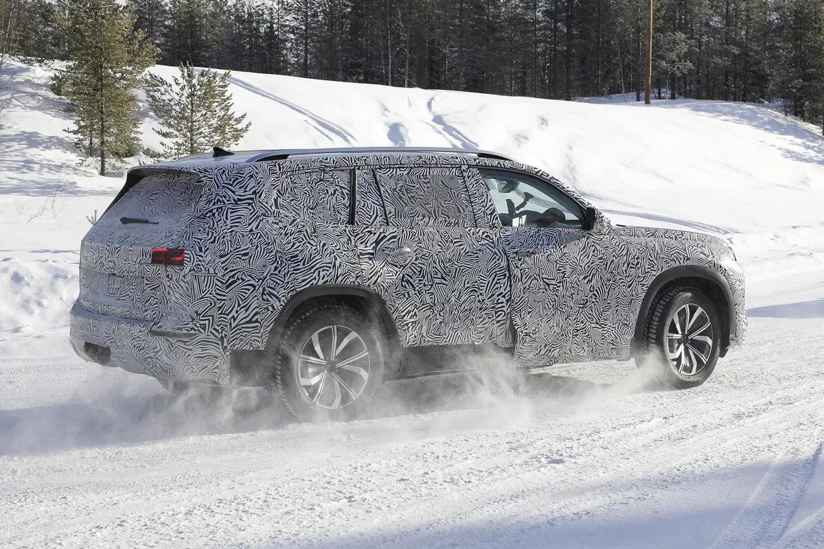 Audi Q9, la gigantessa. Le foto spia del maxi-SUV (9)
