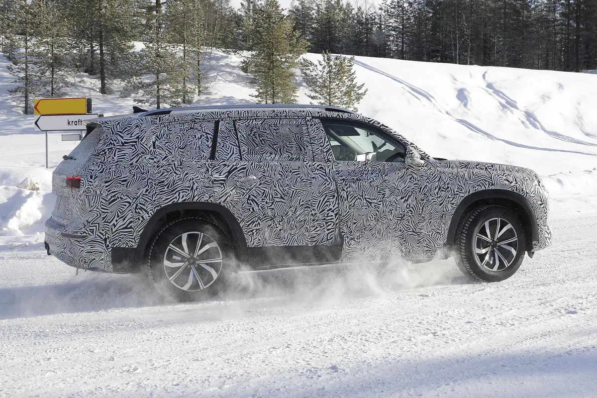 Audi Q9, la gigantessa. Le foto spia del maxi-SUV (8)