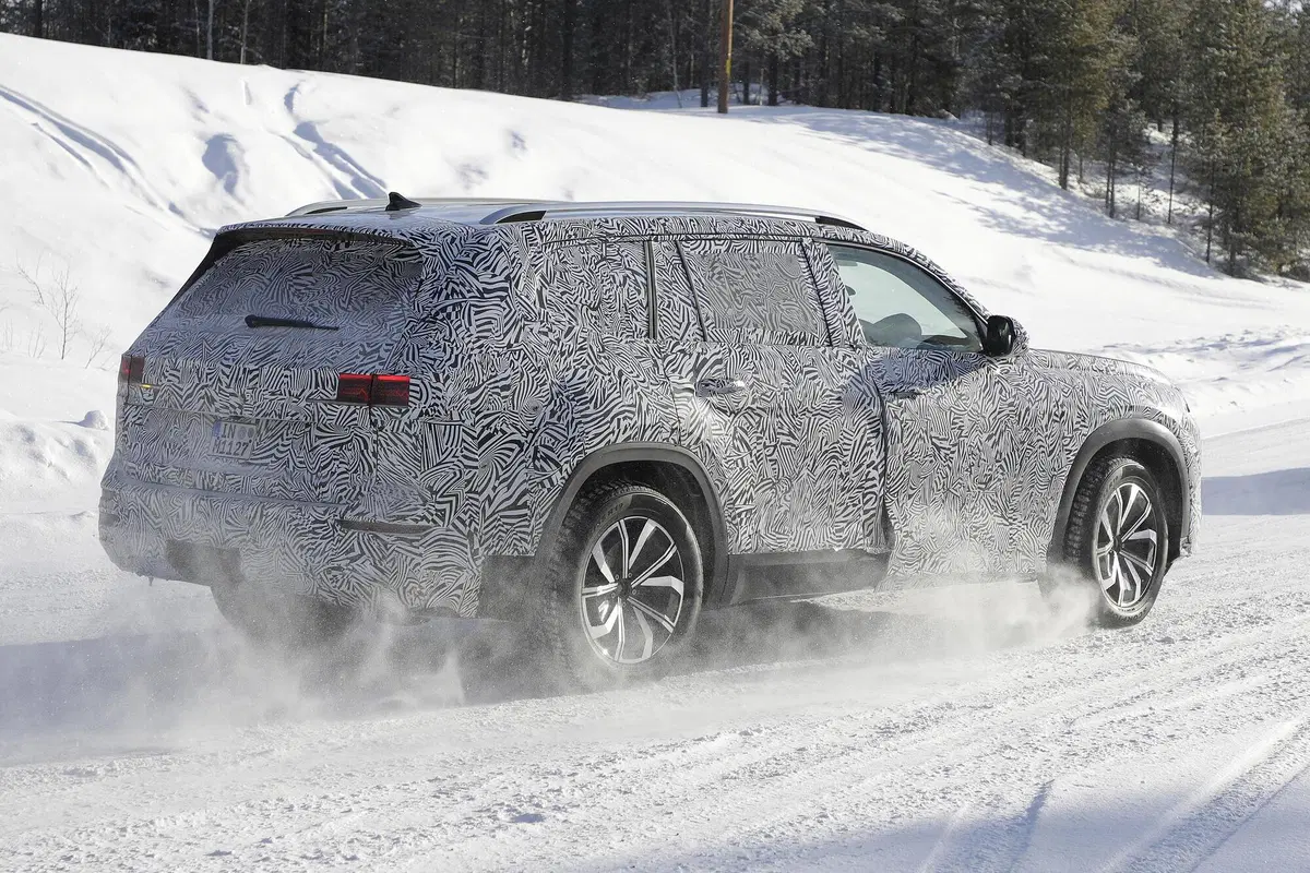 Audi Q9, la gigantessa. Le foto spia del maxi-SUV (11)