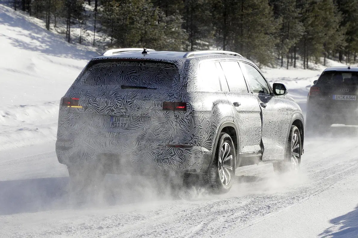 Audi Q9, la gigantessa. Le foto spia del maxi-SUV (13)