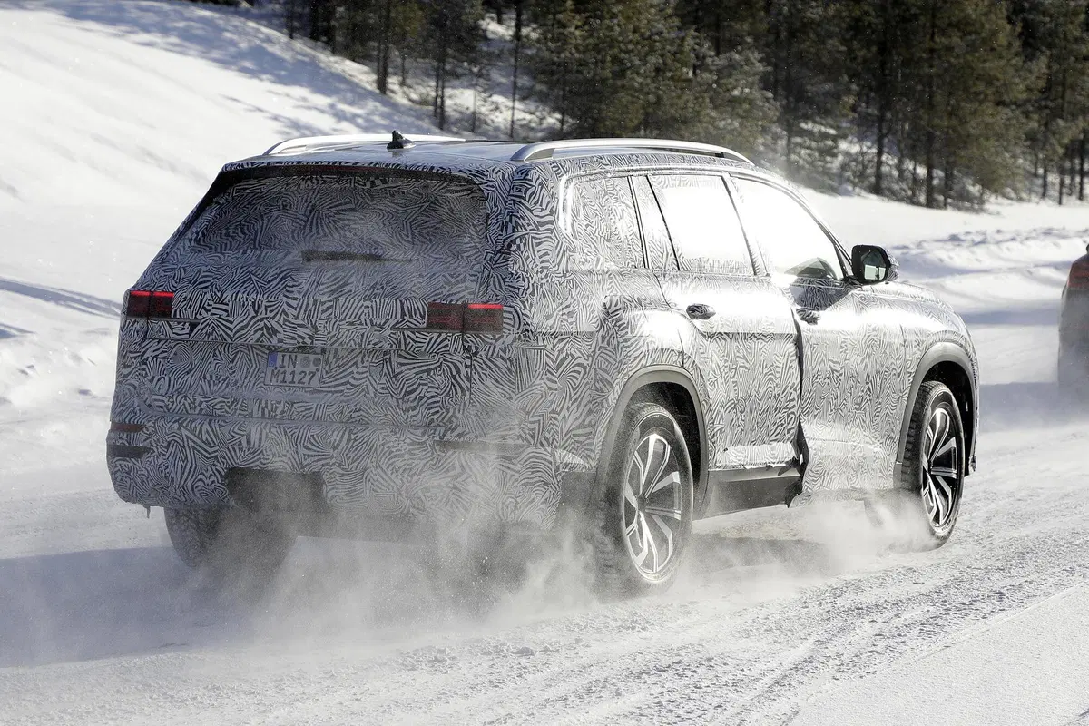 Audi Q9, la gigantessa. Le foto spia del maxi-SUV (15)