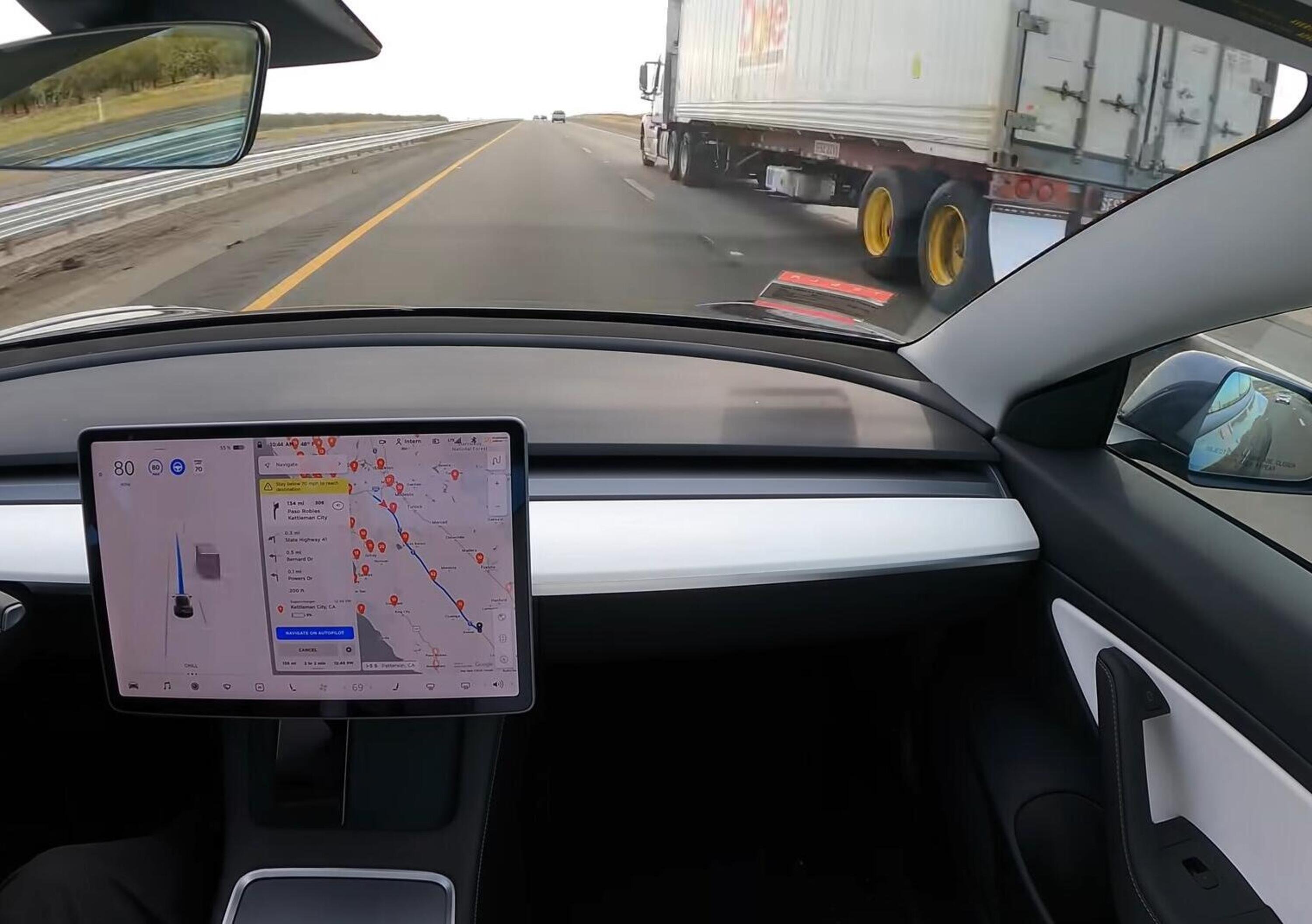 Tesla ammette (smentendo Elon Musk): la guida totalmente autonoma resta un miraggio