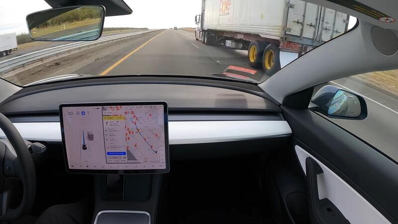Tesla ammette (smentendo Elon Musk): la guida totalmente autonoma resta un miraggio