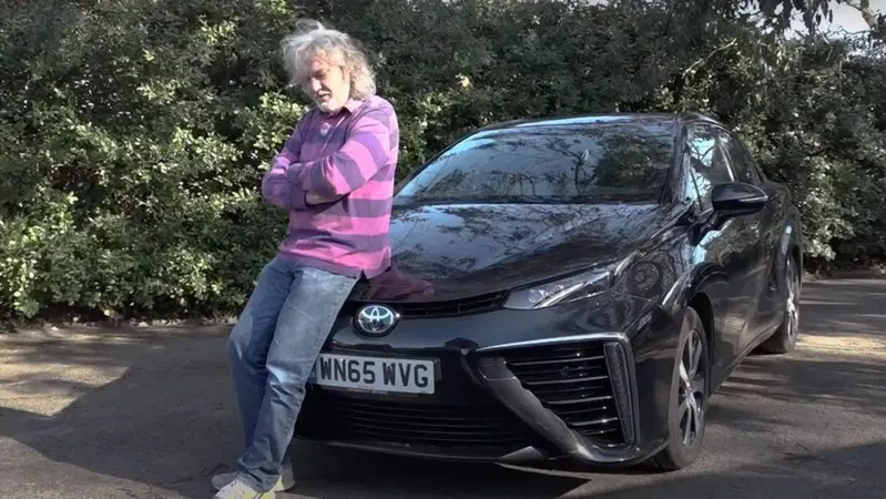 James May vende la sua Toyota Mirai a idrogeno: "E' inutilizzabile"