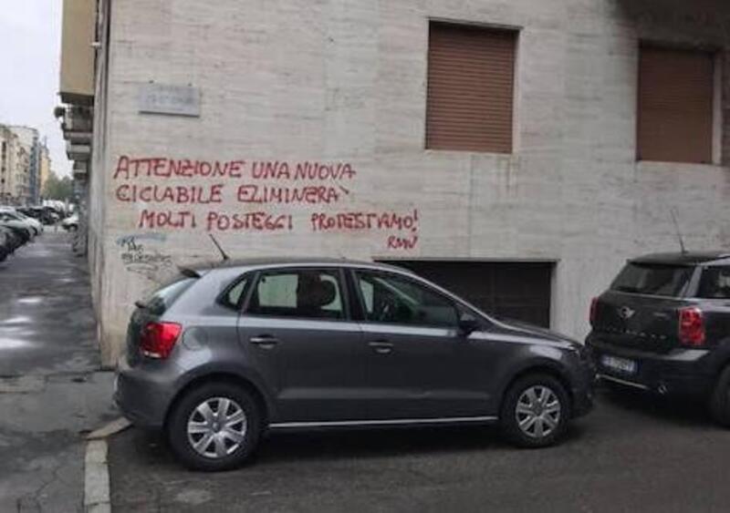 A Milano tornano le scritte di RMV, il misterioso writer (o vandalo?) che ce l&rsquo;ha con le ciclabili