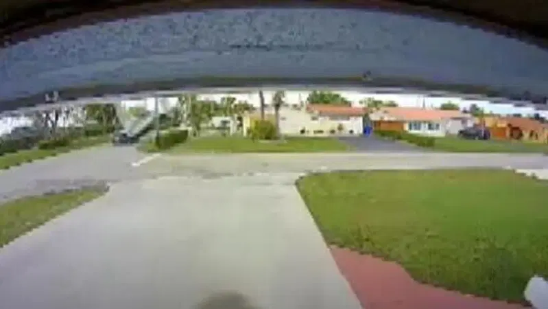 L'agghiacciante sequenza: l'aereo precipita e centra un'auto. Tre vittime tra cui un bambino [VIDEO CHOC]