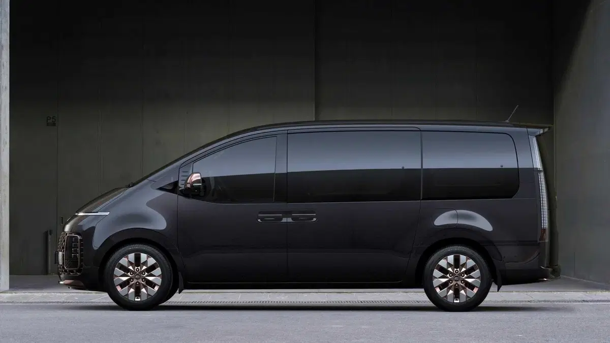 Hyundai Staria, monovolume fino a 11 posti (8)