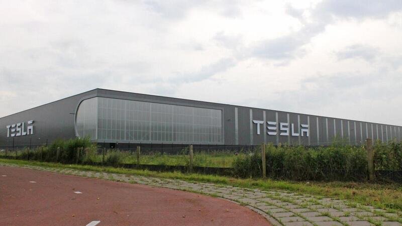 Tesla decide di ridimensionare l&rsquo;impianto olandese di Tilburg 