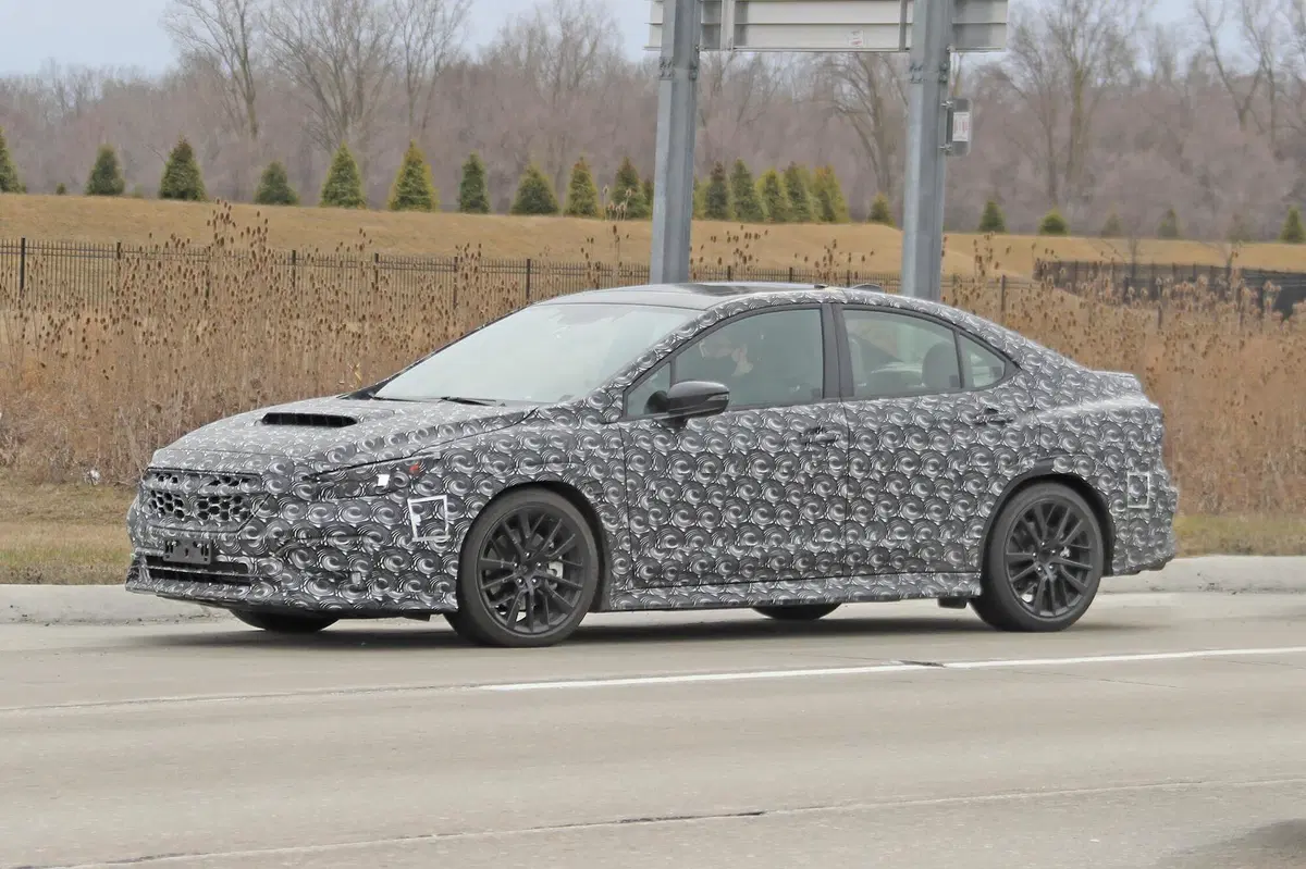 Subaru WRX, le foto spia (4)