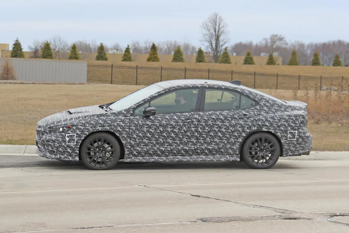 Subaru WRX, le foto spia (6)