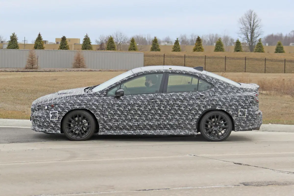 Subaru WRX, le foto spia (10)