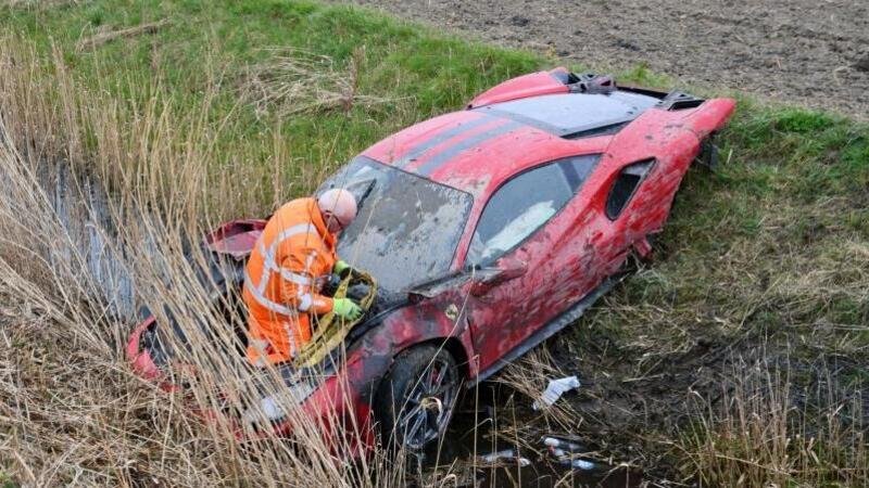 Schianto in Ferrari: due feriti e danni ingenti dopo il volo nel fosso [VIDEO]