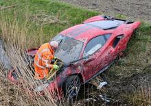 Schianto in Ferrari: due feriti e danni ingenti dopo il volo nel fosso [VIDEO]