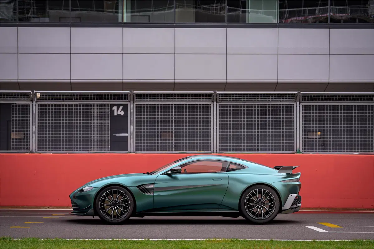 Aston Martin Vantage F1 Edition, ispirazione Safety Car  (2)