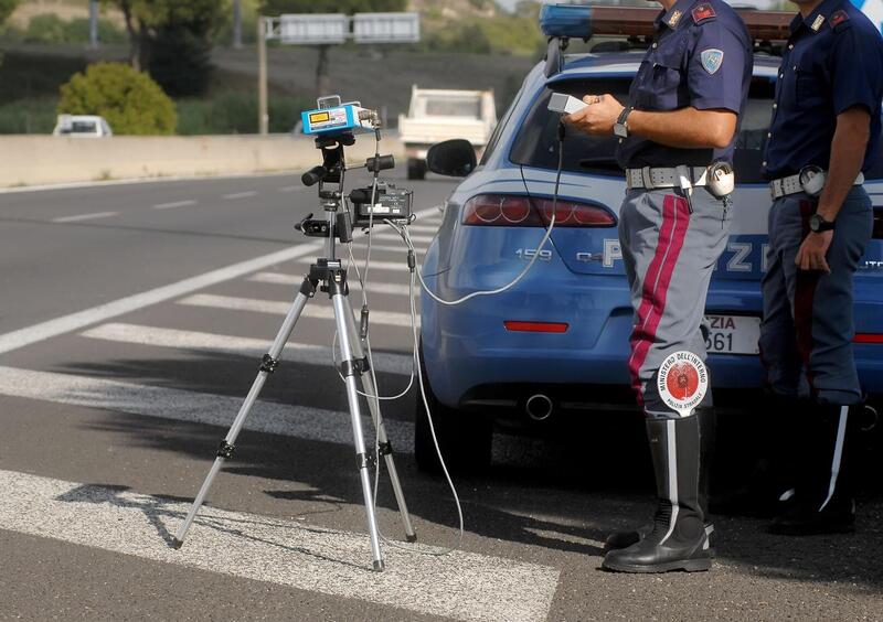 A 242 chilometri l&#039;ora sulla Torino-Aosta: 800 euro di multa e patente ritirata 