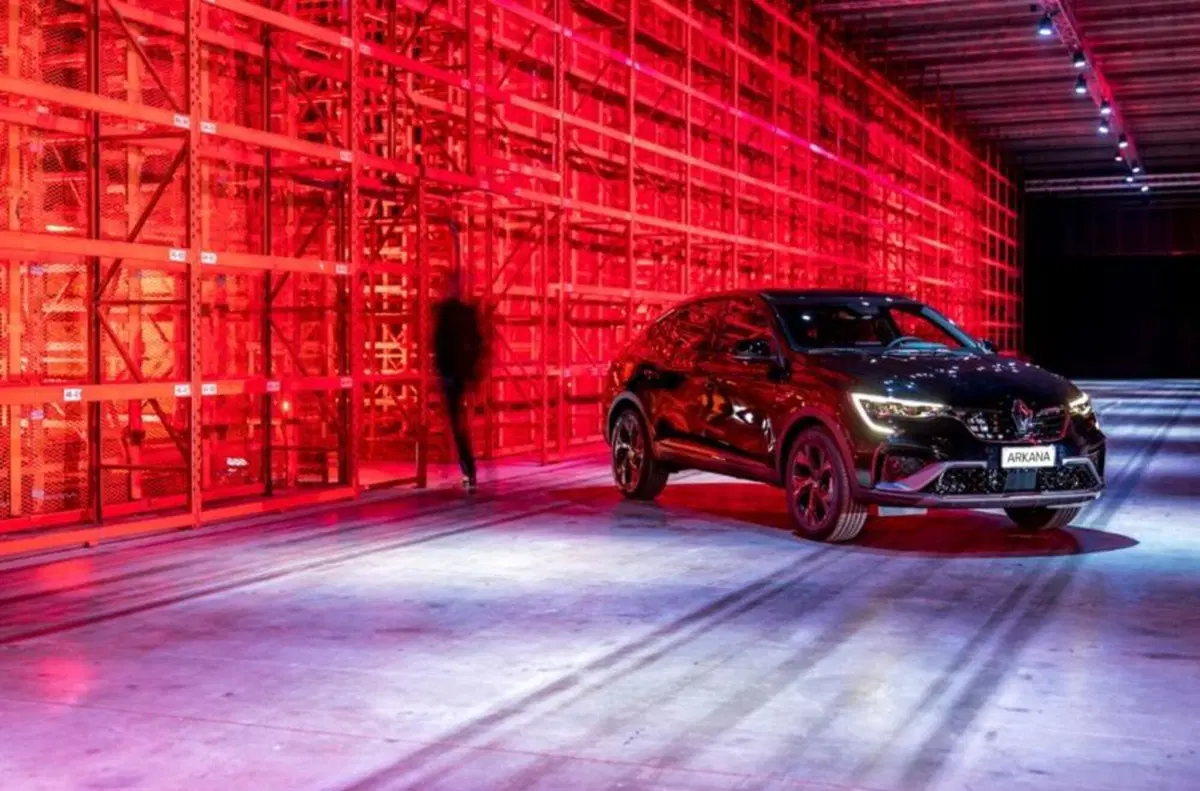 Via agli ordini del nuovo SUV coupé ibrido Renault: listino prezzi Arkana da 30K [HEV o MHEV] (2)