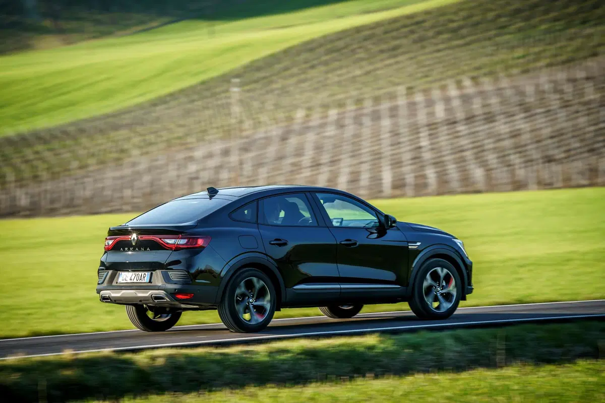 Via agli ordini del nuovo SUV coupé ibrido Renault: listino prezzi Arkana da 30K [HEV o MHEV] (3)