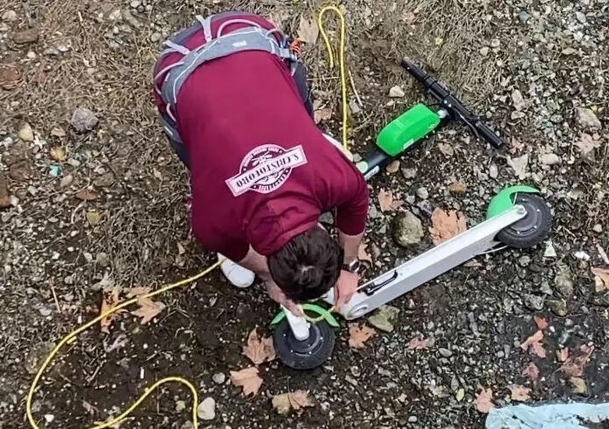 Navigli navigabili? Intanto diventano "pista ciclabile". E un rocciatore recupera un monopattino