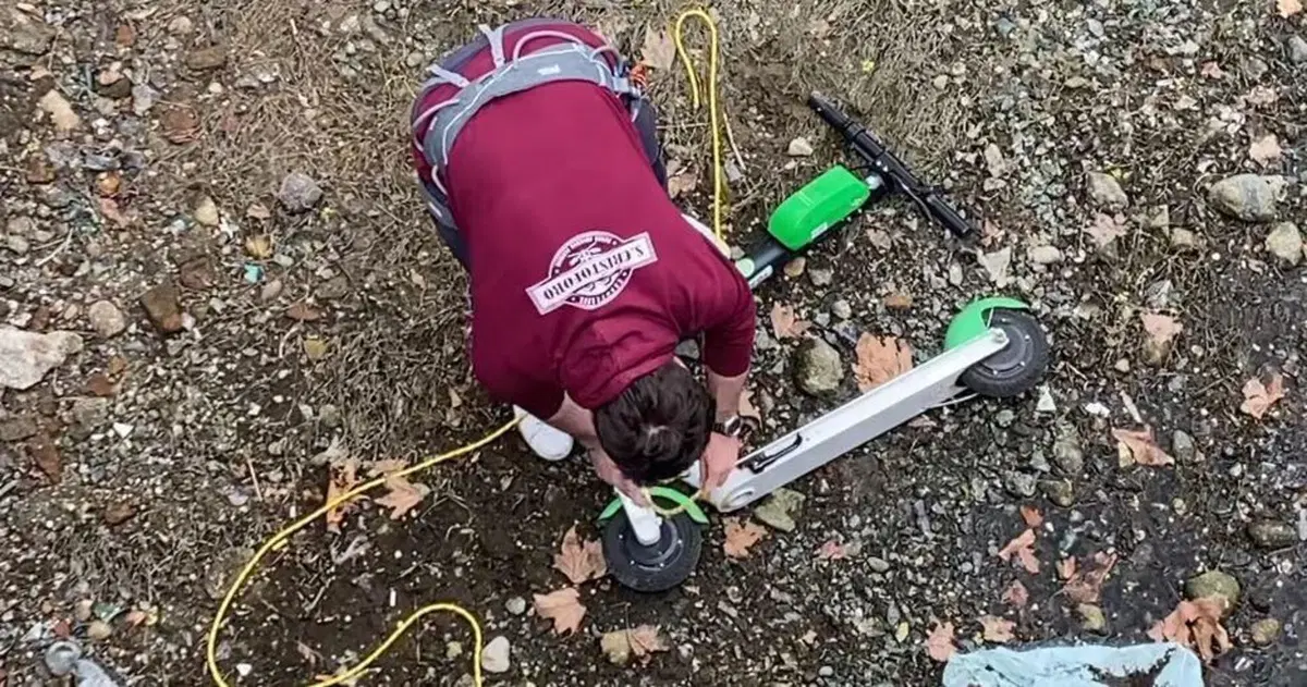 Navigli navigabili? Intanto diventano "pista ciclabile". E un rocciatore recupera un monopattino