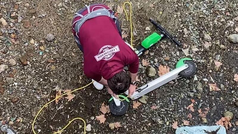 Navigli navigabili? Intanto diventano &quot;pista ciclabile&quot;. E un rocciatore recupera un monopattino