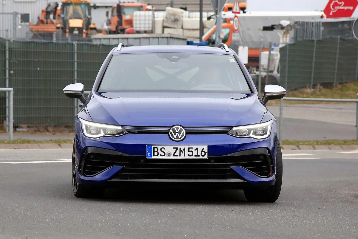 Volkswagen Golf R Variant, le foto spia (2)