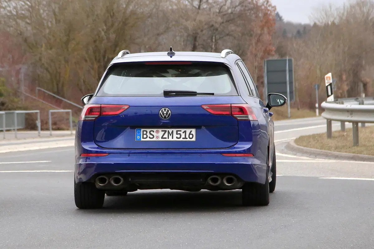 Volkswagen Golf R Variant, le foto spia (3)
