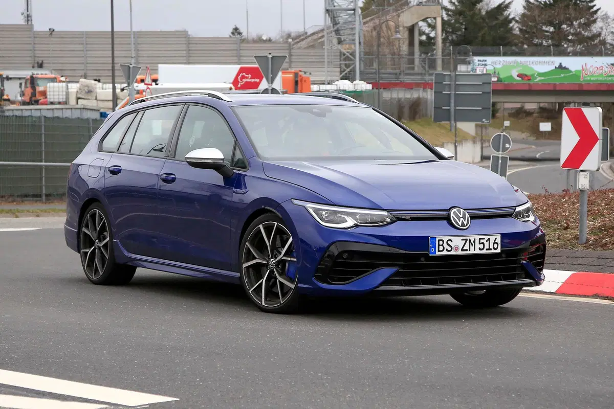 Volkswagen Golf R Variant, le foto spia (4)