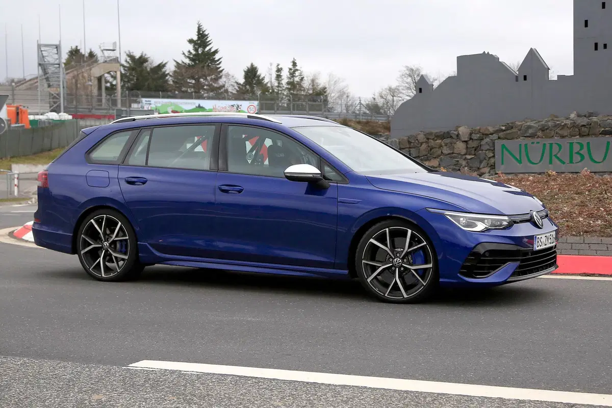 Volkswagen Golf R Variant, le foto spia (5)