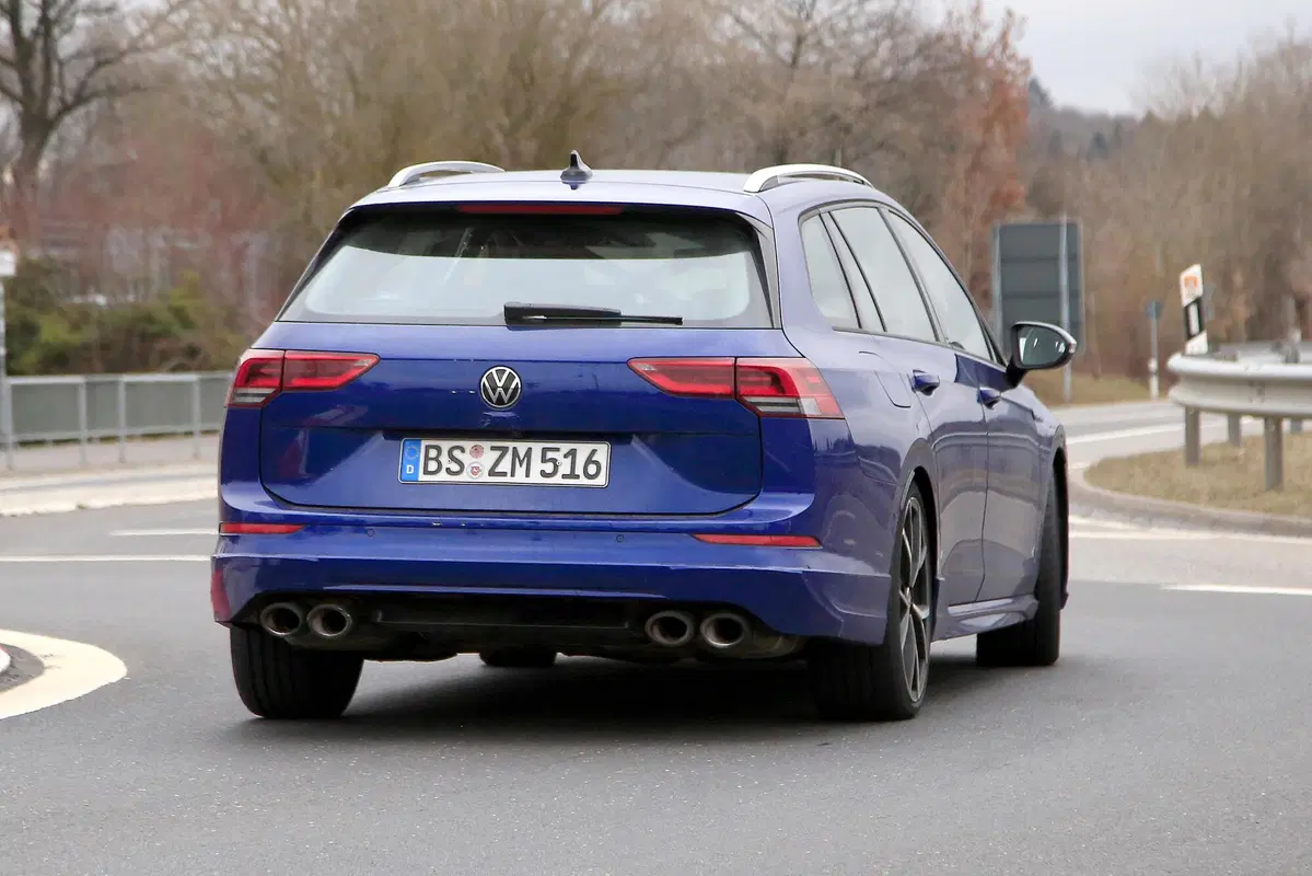 Volkswagen Golf R Variant, le foto spia (6)
