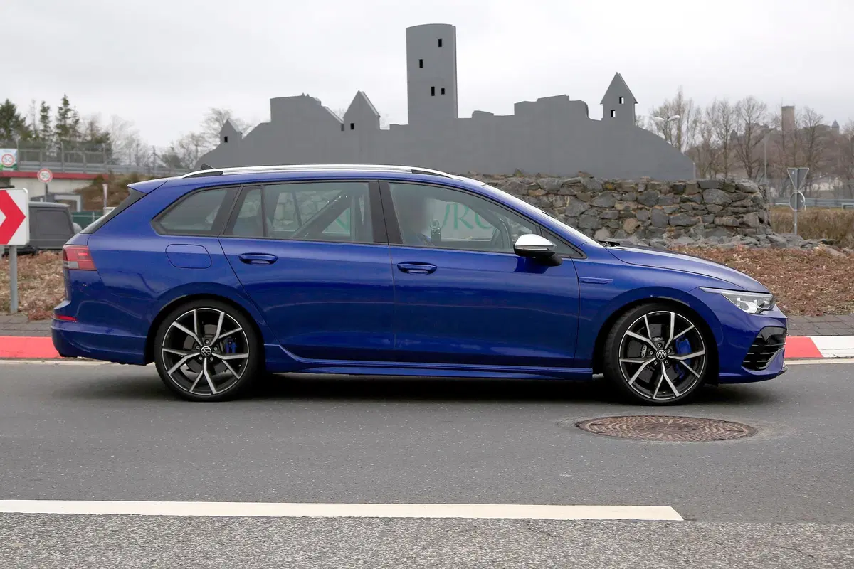 Volkswagen Golf R Variant, le foto spia (8)