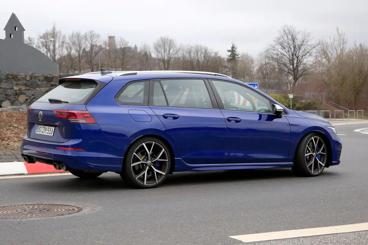 Volkswagen Golf R Variant, le foto spia (9)