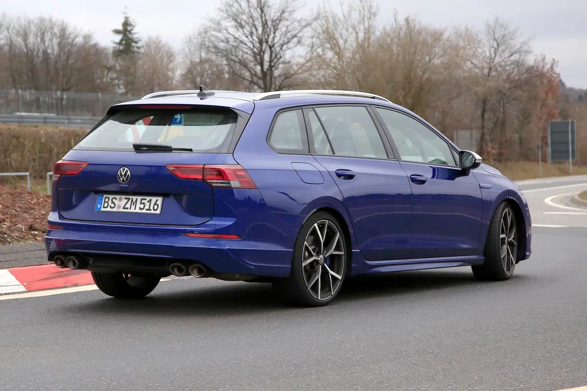 Volkswagen Golf R Variant, le foto spia (10)